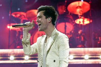 PANIC! AT THE DISCO анонсировали переиздание первого альбома